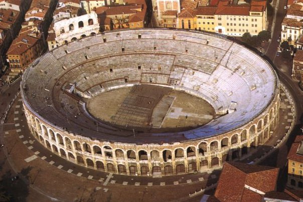 Римский амфитеатр в Арле, Франция. Построен в 90 г. н.э. Вмещал до 20,000 зрителей.